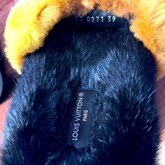 ✨NWOT LOUIS VUITTON MINK FUR POOL PILLOW SLIDES/SLIPPERS SZ 39🌟SOOO COMFY🥰 - Picture 8 of 8